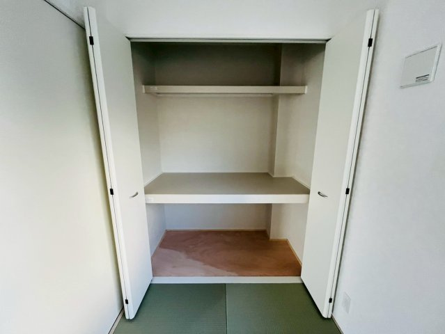 【Ｃｒａｄｌｅ Garden】　野田市七光台　第１８　全7邸の収納|〇３号棟　収納〇
和室にも収納スペースがございます。来客用の座布団や季節家電をしまっておくことができます。
2025年11月撮影
