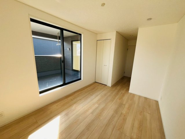【Ｃｒａｄｌｅ Garden】　野田市七光台　第１８　全7邸の洋室|〇３号棟　洋室　7.25帖〇
バルコニーに面した洋室は日当たり良好です！クローゼットを２ヶ所ご用意♪たっぷりの収納スペースで住空間もスッキリ広々（＾＾）
2025年11月撮影