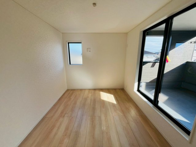 【Ｃｒａｄｌｅ Garden】　野田市七光台　第１８　全7邸の洋室|〇３号棟　洋室　7.25帖〇
大きな窓で２階居室にもしっかりと陽ざしが届いて明るい室内♪
2025年11月撮影