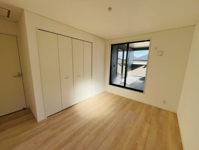 【Ｃｒａｄｌｅ Garden】　野田市七光台　第１８　全7邸の洋室|〇３号棟　洋室　6.5帖〇
バルコニーに面ししているのでお勉強の合間にバルコニーでリフレッシュできます♪
2025年11月撮影