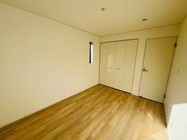 【Ｃｒａｄｌｅ Garden】　野田市七光台　第１８　全7邸の洋室|〇３号棟　洋室　6帖〇
各居室に収納がございますので最大限お部屋を広く使うことができます♪
2025年11月撮影