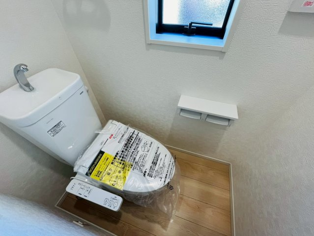 【Ｃｒａｄｌｅ Garden】　野田市七光台　第１８　全7邸のトイレ|〇３号棟　トイレ〇
ウォシュレット付きトイレ。1.2階にトイレがあるので忙しい朝でも安心です♪
2025年11月撮影