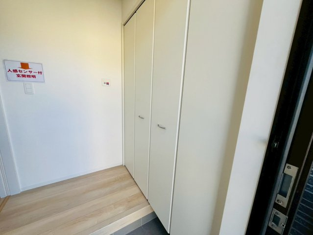 【Ｃｒａｄｌｅ Garden】　野田市七光台　第１８　全7邸の玄関|〇３号棟　玄関〇
お家の顔にもなる明るい玄関。シューズクロークにご家族分の靴をしまうことができるので、いつでもスッキリ綺麗な玄関を保てます♪
2025年11月撮影
