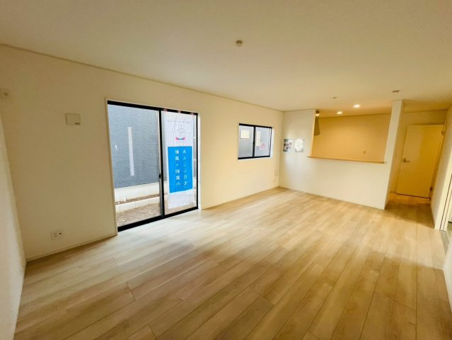 【Ｃｒａｄｌｅ Garden】　野田市七光台　第１８　全7邸の居間・リビング|〇３号棟　リビング〇
落ち着きのある木目調のリビング。南面に窓がございますので太陽の光を反射し、室内を明るく保つことができます（＾＾）
2025年11月撮影