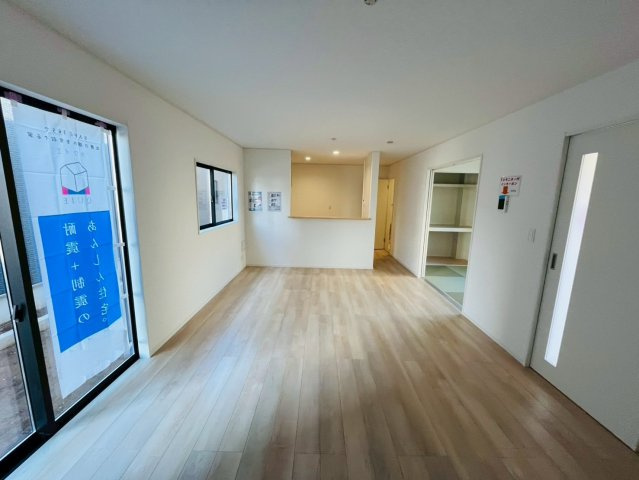 【Ｃｒａｄｌｅ Garden】　野田市七光台　第１８　全7邸の居間・リビング|〇３号棟　リビング〇
奥行きのあるリビング。対面キッチンなので、家族との会話を楽しみながら料理を作ることができます♪
2025年11月撮影