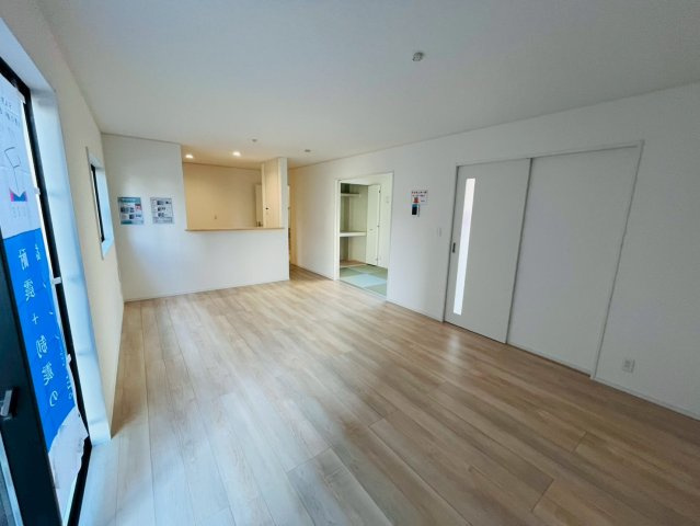 【Ｃｒａｄｌｅ Garden】　野田市七光台　第１８　全7邸の居間・リビング|〇３号棟　リビング〇
明るいリビング。続き間の和室と合わせると更に開放的な空間が広がります♪
2025年11月撮影