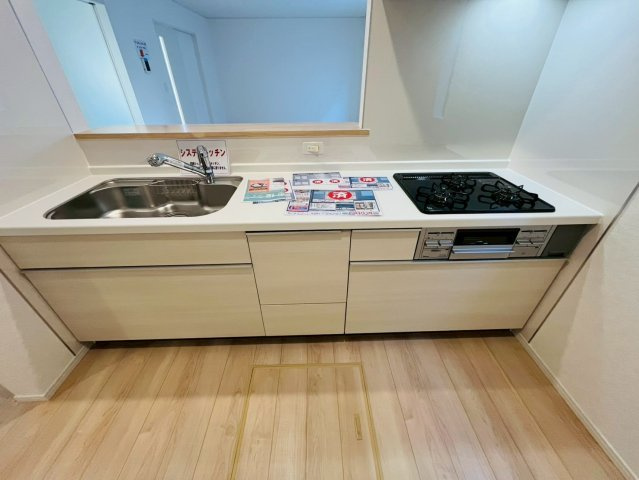 【Ｃｒａｄｌｅ Garden】　野田市七光台　第１８　全7邸のキッチン|〇３号棟　キッチン〇
自然光で明るい対面キッチン♪広々しているので、ご夫婦で会話を楽しみながらお料理をすることができます。
2025年11月撮影