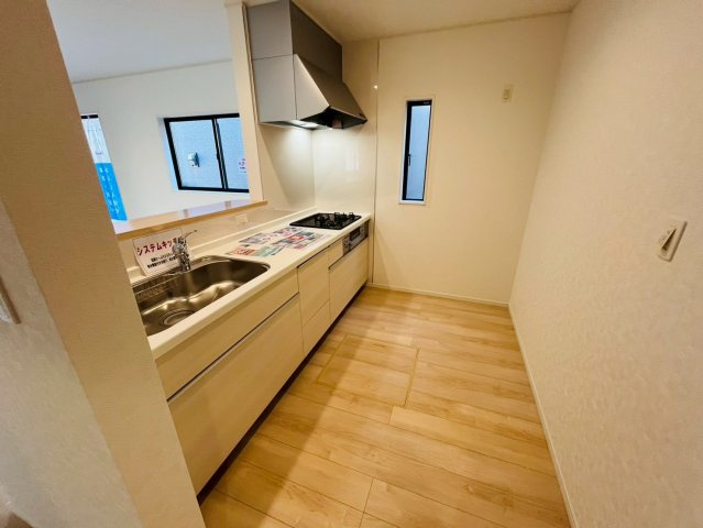 【Ｃｒａｄｌｅ Garden】　野田市七光台　第１８　全7邸のキッチン|〇３号棟　キッチン〇
収納豊富なキッチン♪大容量スライド収納と床下収納完備で食器や保存食などを保管しておくことができます（＾＾）
2025年11月撮影