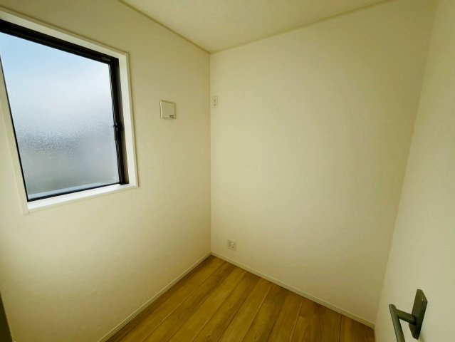 【Ｃｒａｄｌｅ Garden】　野田市七光台　第１８　全7邸のその他|〇４号棟　テレワークルーム〇
在宅ワークが増えた方へ♪デスクを置いて、集中してお仕事をすることができます。他にも、収納や趣味の部屋など様々な用途で使用できます♪
2025年11月撮影