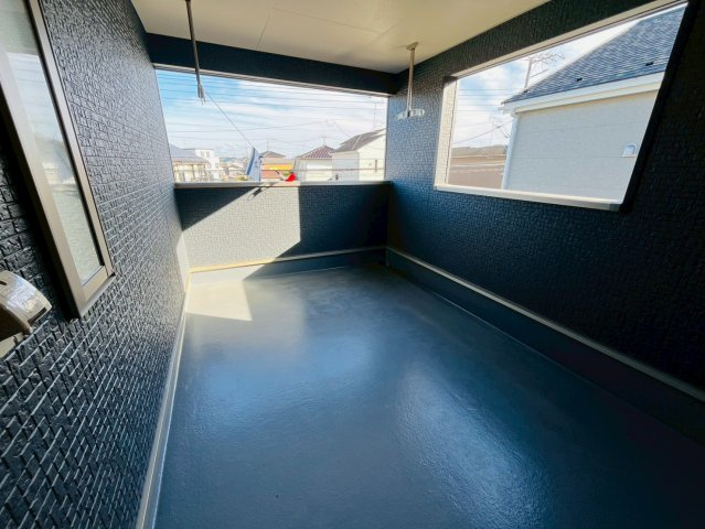 【Ｃｒａｄｌｅ Garden】　野田市七光台　第１８　全7邸のバルコニー|〇４号棟　バルコニー〇
屋根付きのインナーバルコニーなら、急な雨でも安心♪共働きのご夫婦にもおすすめです（＾＾）
2025年11月撮影