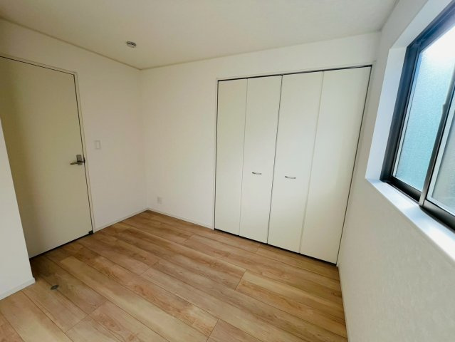 【Ｃｒａｄｌｅ Garden】　野田市七光台　第１８　全7邸の洋室|〇４号棟　洋室　5帖〇
各居室収納付き！窓から明るい日差しが差し込みます♪
2025年11月撮影