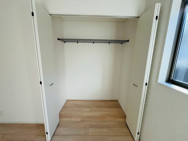 【Ｃｒａｄｌｅ Garden】　野田市七光台　第１８　全7邸の収納|〇４号棟　クローゼット〇
たっぷりの収納スペースで住空間もスッキリ広々♪
2025年11月撮影