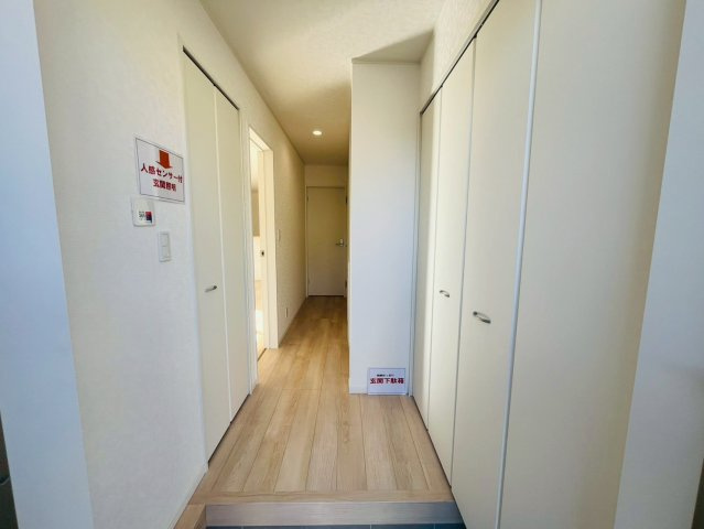 【Ｃｒａｄｌｅ Garden】　野田市七光台　第１８　全7邸の玄関|〇４号棟　玄関〇
ホールに靴などの収納スペースが付いた間取り♪おうちの顔である玄関は大切なお客様をお迎えする大切な空間です（＾＾）
2025年11月撮影