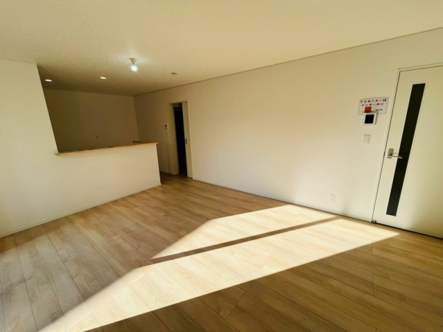 【Ｃｒａｄｌｅ Garden】　野田市七光台　第１８　全7邸の居間・リビング|〇４号棟　リビング〇
落ち着きのある木目調のリビング。南面に窓がございますので太陽の光を反射し、室内を明るく保つことができます♪
2025年11月撮影