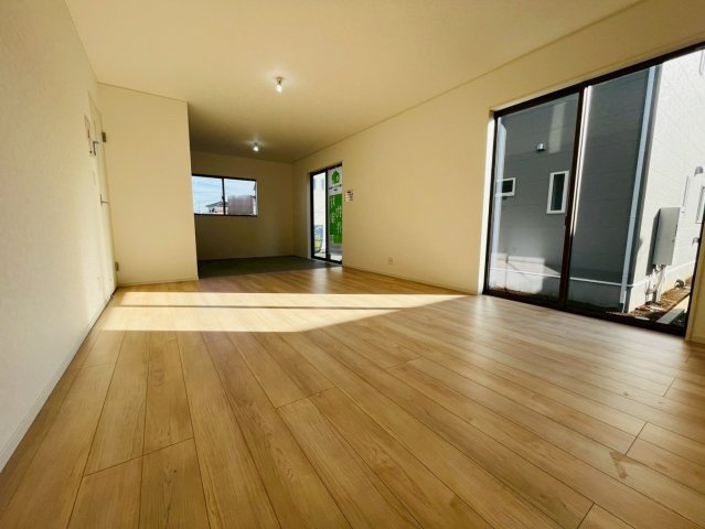 【Ｃｒａｄｌｅ Garden】　野田市七光台　第１８　全7邸の居間・リビング|〇４号棟　リビング〇
窓から明るい日差しが差し込みます♪
2025年11月撮影