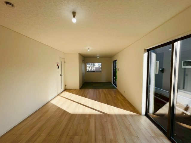 【Ｃｒａｄｌｅ Garden】　野田市七光台　第１８　全7邸の居間・リビング|〇４号棟　リビング〇
奥行きのあるリビング。タタミコーナーと合わせると更に開放的な空間が広がります♪
2025年11月撮影