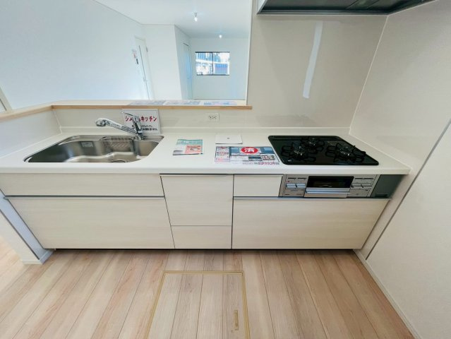 【Ｃｒａｄｌｅ Garden】　野田市七光台　第１８　全7邸のキッチン|〇４号棟　キッチン〇
自然光で明るい対面キッチン♪広々しているので、ご夫婦で会話を楽しみながらお料理をすることができます（＾＾）
2025年11月撮影