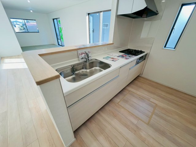 【Ｃｒａｄｌｅ Garden】　野田市七光台　第１８　全7邸のキッチン|〇４号棟　キッチン〇
お料理をしながら、後片付けをしながら会話がはずむ対面キッチン。リビングが見渡せるので小さいお子様がいても安心です♪
2025年11月撮影