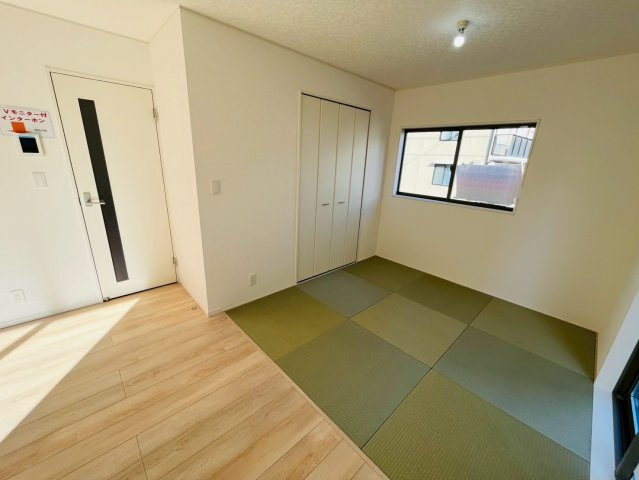 【Ｃｒａｄｌｅ Garden】　野田市七光台　第１８　全7邸のその他|〇４号棟　タタミコーナー〇
リビング横にあるタタミコーナー。ゆったりくつろぎたいときに嬉しいスペースです♪お子様のプレイルームとしても活用いただけます（＾＾）
2025年11月撮影