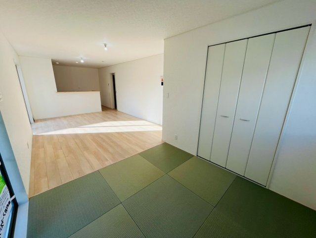 【Ｃｒａｄｌｅ Garden】　野田市七光台　第１８　全7邸のその他|〇４号棟　タタミコーナー〇
お子様のお昼寝スペースとしてもご活用いただけます♪リビングにいながらお子様の様子を見守ることができます（＾＾）
2025年11月撮影