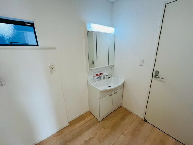【Ｃｒａｄｌｅ Garden】　野田市七光台　第１８　全7邸の独立洗面台|〇４号棟　洗面化粧台〇
ご家族揃って身支度可能なゆとりの洗面室！小窓があるので、換気もしっかりできます（＾＾）
2025年11月撮影