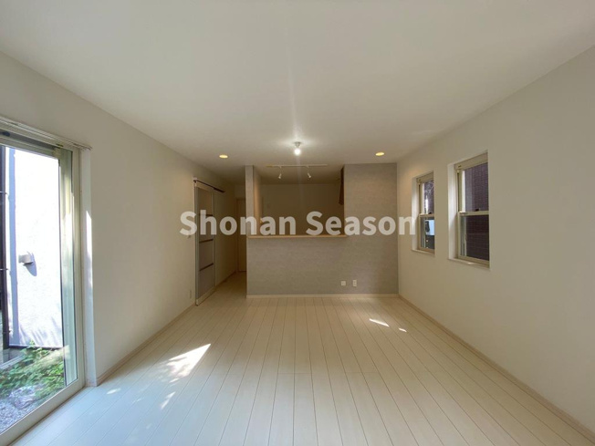 【居間・リビング】 | 全居室6帖以上の全室フローリング３LDK中古戸建◎
内覧可能ですので、お気軽にお問合せ下さいね！