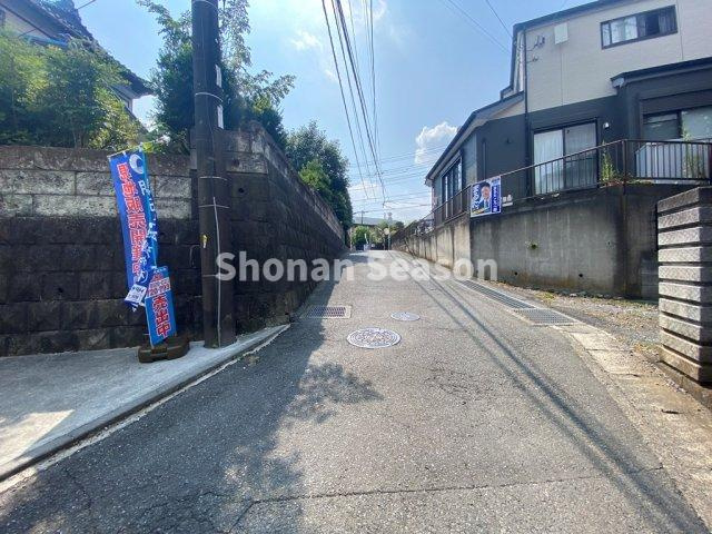 【前面道路含む現地写真】 | 車通りが少ない落ち着いた閑静な住宅街にございます。
こちらのお住まいで新生活をスタートしませんか♪