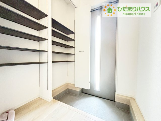 いわき市好間町中好間第3　新築戸建　2号棟の玄関|"玄関は常にすっきり片付いているのが理想！
大容量シューズボックスがあれば、捨てたくないものを捨てたりする必要もありません♪"
