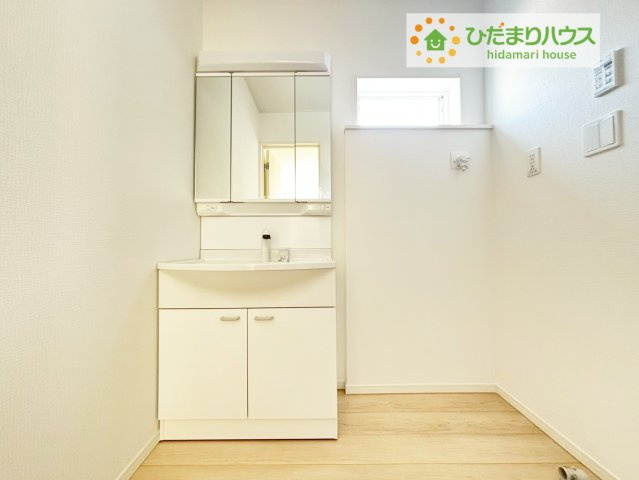 いわき市好間町中好間第3　新築戸建　2号棟の独立洗面台|三面鏡の大きな鏡は憧れます(^^♪ 鏡の後ろは収納となっていて、細かいものでも収納できるのでスッキリと整理できます！