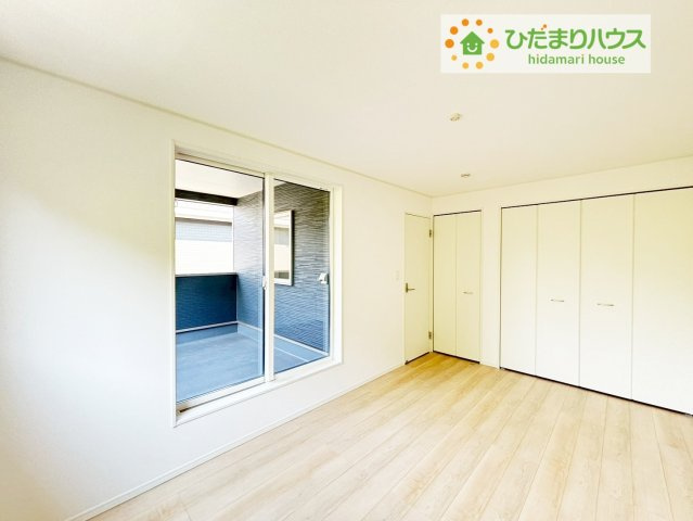 いわき市好間町中好間第3　新築戸建　2号棟の寝室|主寝室は広々していて安らげる空間に。大きな窓から光が差し込み、朝の目覚めも良さそう♪