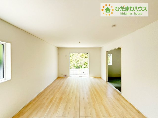 いわき市好間町中好間第3　新築戸建　2号棟の居間・リビング|自然と家族が集う、気持ちのいいリビング。二面採光となっており、いつでも気持ちのよい日差しが降り注ぎます。