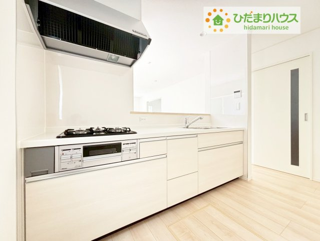 いわき市好間町中好間第3　新築戸建　2号棟のキッチン|3口コンロが嬉しいシステムキッチン♪広いシンクや作業台でお料理が捗ります♪