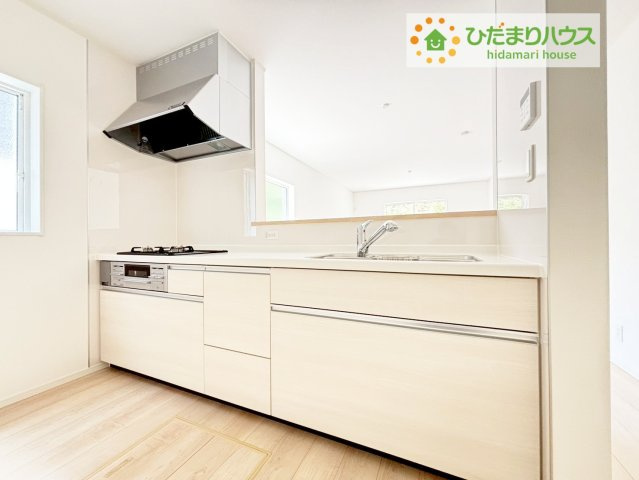 いわき市好間町中好間第3　新築戸建　2号棟のキッチン|スッキリしていて、調理スペースも広い“システムキッチン。使いやすい動線が確保できるので、お料理するのも楽しくなりますね♪