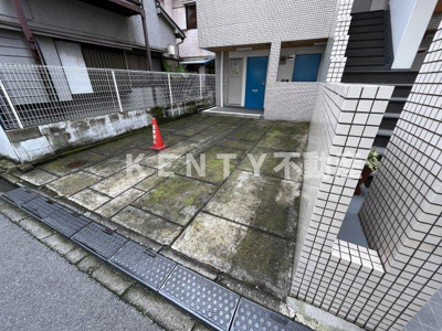 【駐車場】 | 小泉マンション | 駐車場があるので、車を買う予定の方も安心です
