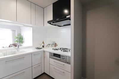 【キッチン】 | コスモ鶴見緑地 | コンパクトなキッチンで掃除もラクラク