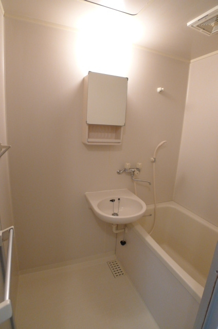 メゾンジュネスの浴室|201号室のお写真です。