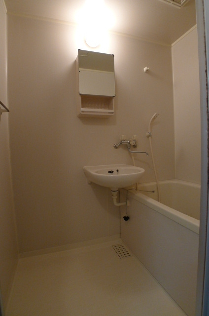 メゾンジュネスの浴室|201号室のお写真です。