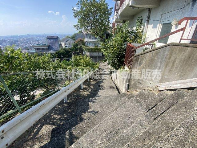 東石切町6丁目中古戸建の前面道路含む現地写真|当日予約も大歓迎です！土日祝、雨の日やお子様連れのお客様の送迎も可能ですのでお気になさらずお問合せ下さい。お仕事終わりのお時間にも柔軟に対応致しますのでお気軽にお申し付け下さいませ。