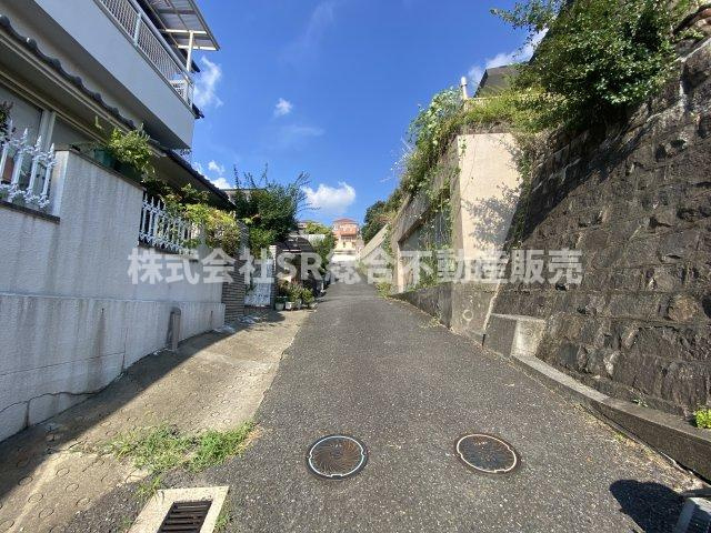 東石切町6丁目中古戸建の前面道路含む現地写真|リフォームや住宅ローン・東大阪市の不動産の事なら弊社にお任せ下さいませ！
各地域の特徴・グルメ・裏道やその他、細かい情報等も熟知した
東大阪市出身のスタッフが新生活を送るお客様をサポート致します！