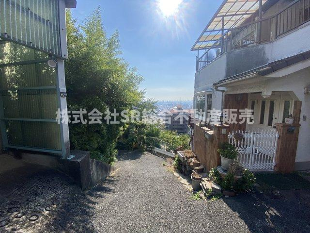 東石切町6丁目中古戸建の前面道路含む現地写真|弊社は中古戸建のご紹介、その後のリフォームのご提案、
賃貸物件のご紹介、すべてご対応可能です。
お客様にあったプランをご提案致します。
まずはお問合せ下さいませ。