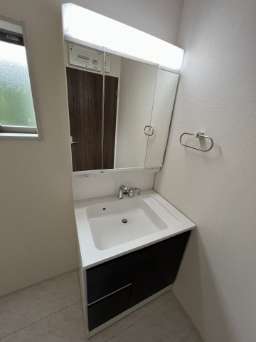 武蔵村山市岸3丁目　新築戸建全2棟の独立洗面台|身だしなみを整えやすく、収納たっぷりの三面鏡付洗面化粧台☆