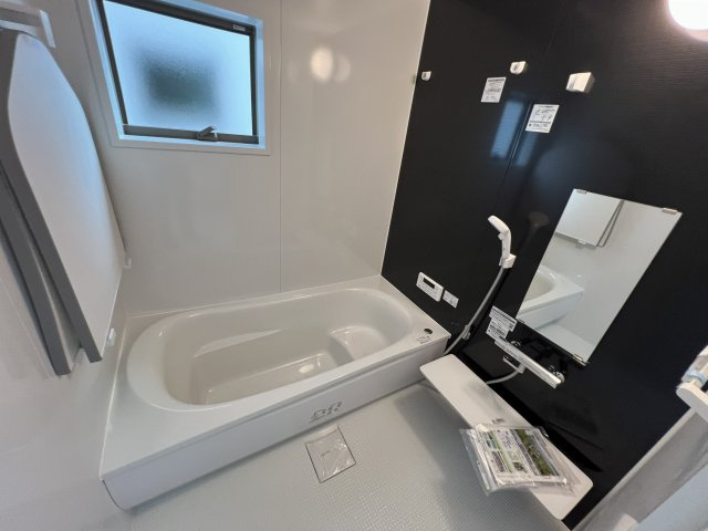 武蔵村山市岸3丁目　新築戸建全2棟の浴室|のびのび一坪タイプのバスルーム。