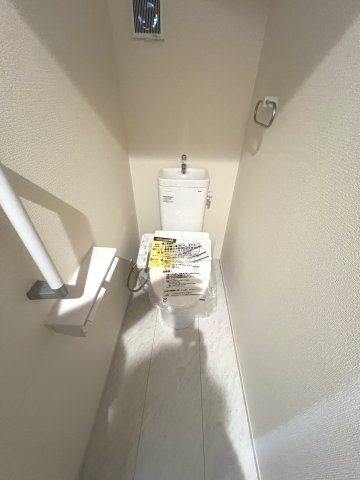 武蔵村山市岸3丁目　新築戸建全2棟のトイレ|1階温水シャワートイレ