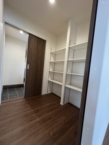 武蔵村山市岸3丁目　新築戸建全2棟の収納|大容量のパントリー付き！食品や日用品のストック置場に便利です☆