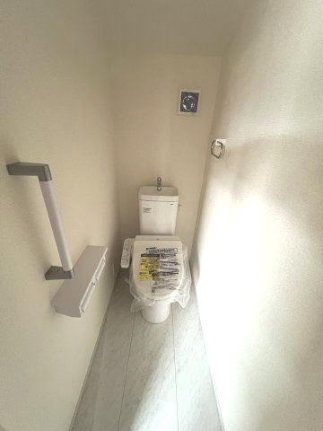 武蔵村山市岸3丁目　新築戸建全2棟のトイレ|2階温水シャワートイレ