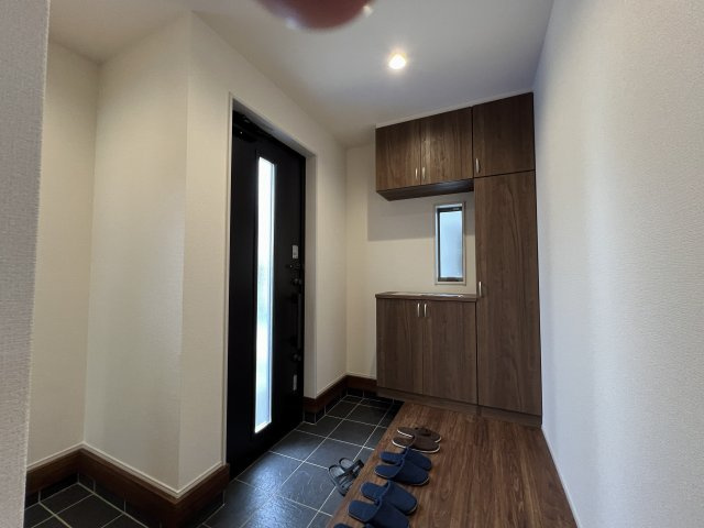 武蔵村山市岸3丁目　新築戸建全2棟の玄関|収納たっぷりシューズボックス