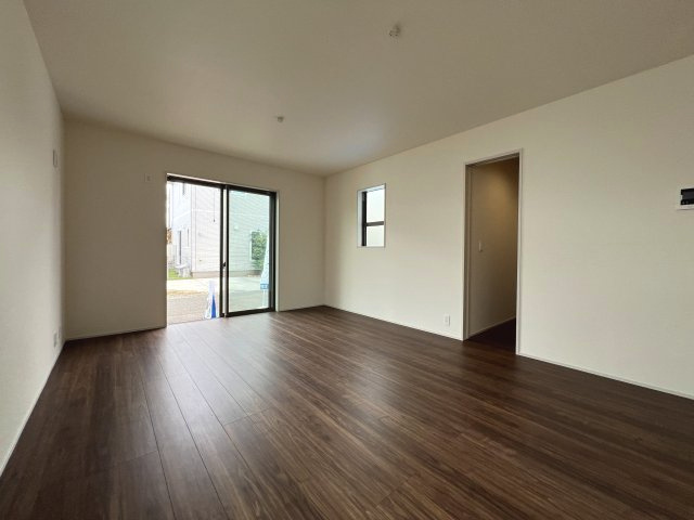 武蔵村山市岸3丁目　新築戸建全2棟の居間・リビング|ご家族の会話がはずむ、開放的なＬＤＫ♪