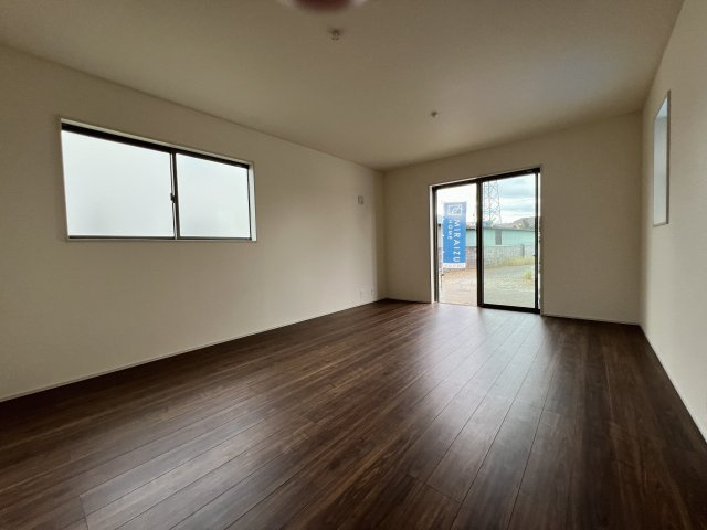 武蔵村山市岸3丁目　新築戸建全2棟の居間・リビング|たっぷりの陽光に包まれる明るいリビング。