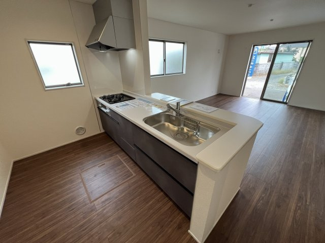 武蔵村山市岸3丁目　新築戸建全2棟のキッチン|料理をしながらでもご家族との会話を楽しめる対面キッチン