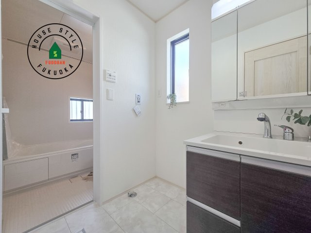 福岡市早良区原8丁目第1-5棟（C号棟）の脱衣所|ゆとりの洗面スペースで朝の身支度もスムーズに。暮らしを快適に変えるシャワー付洗面台です！